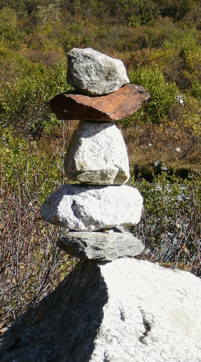 Mehrere Steine aufeinandergetürmt im Sonnenschein. Foto Regina Steck